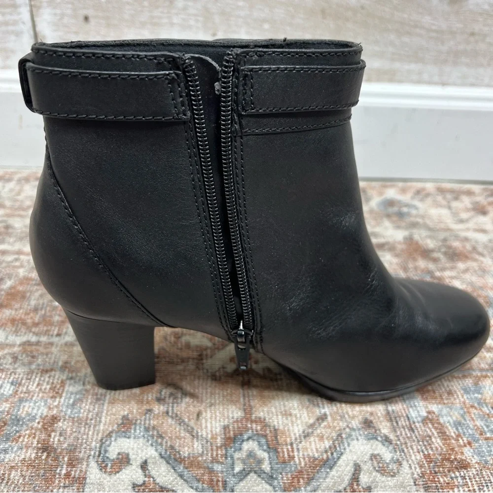 Clarks Kalea Gilliian Booties Womens 10M Black Leather Block Heel Side Zip Boots